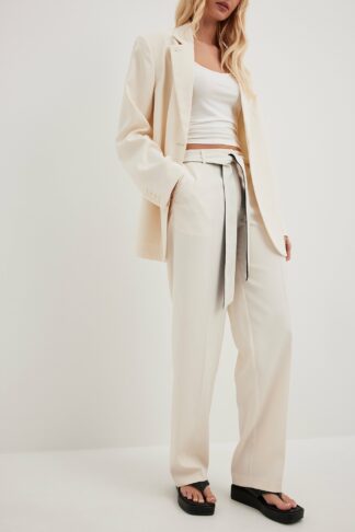 Jessica Haller x NA-KD Kostymbyxor med bälte - Offwhite