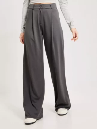 Nelly - Kostymbyxor - Grå - I Love It Suit Pants - Byxor - suit Trousers
