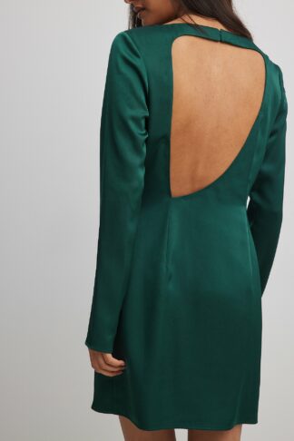 NA-KD Asymmetrisk miniklänning med öppen rygg - Green