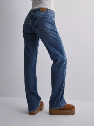 Nelly - Low waist jeans - Blå - Low Waist Straight Leg Jeans - Jeans