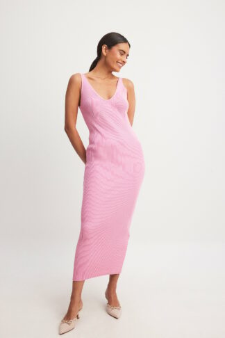 NA-KD Trend Ribbstickad klänning med djup rygg - Pink